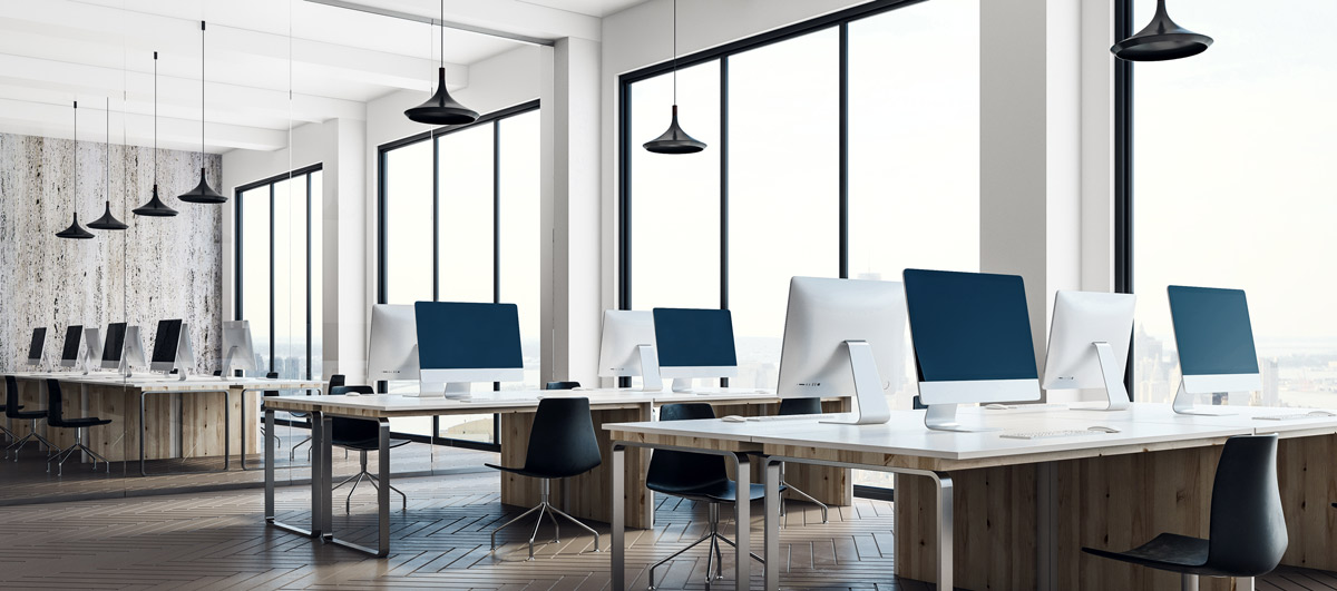 Büro einrichten, indem die Ausrichtung der Tische im Verhältnis zu den Fenstern passiert.